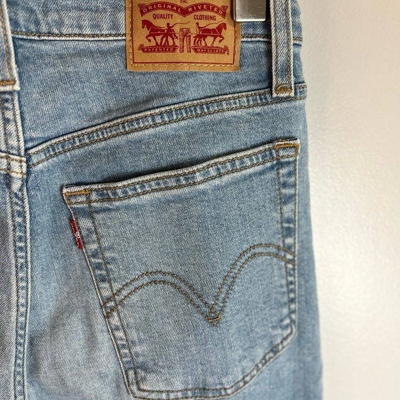 Levi's wedgie Skinny jeans with busted knee light wash Size 26 Button Fly - Picture 7 of 12